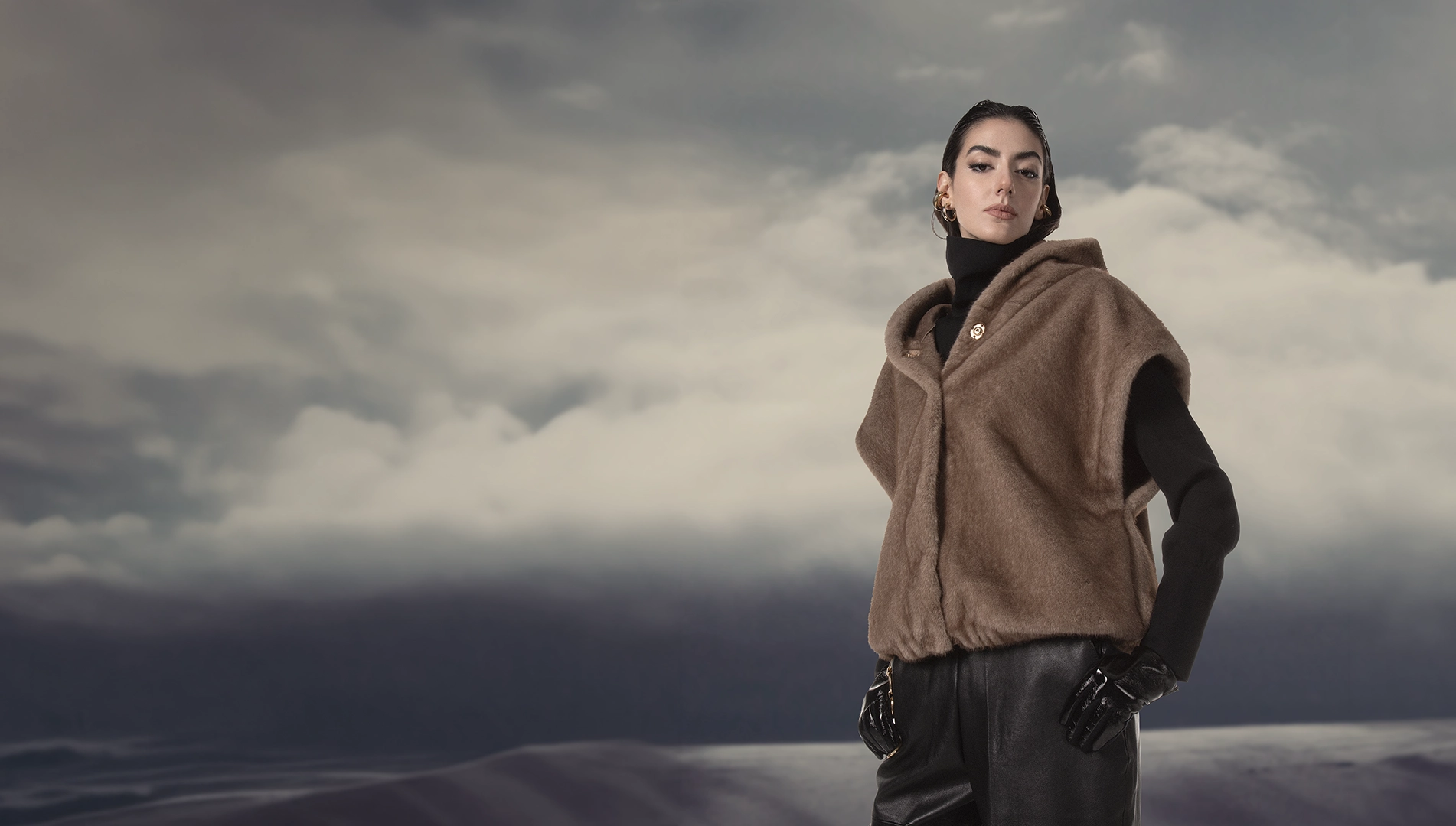 Model mit Mabrun Outerwear und Handschuhen